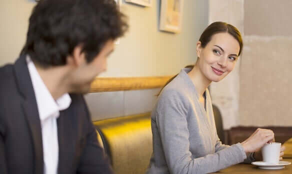 Birbirine bakan çift