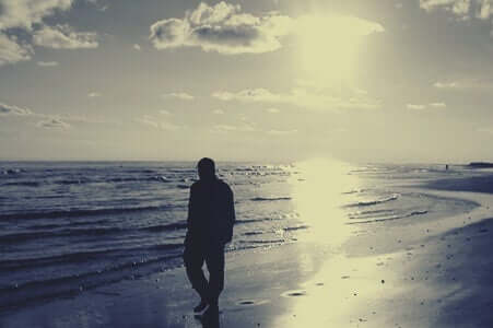 Plajda yürüyen adam