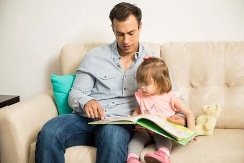 kitap okuyan baba kız