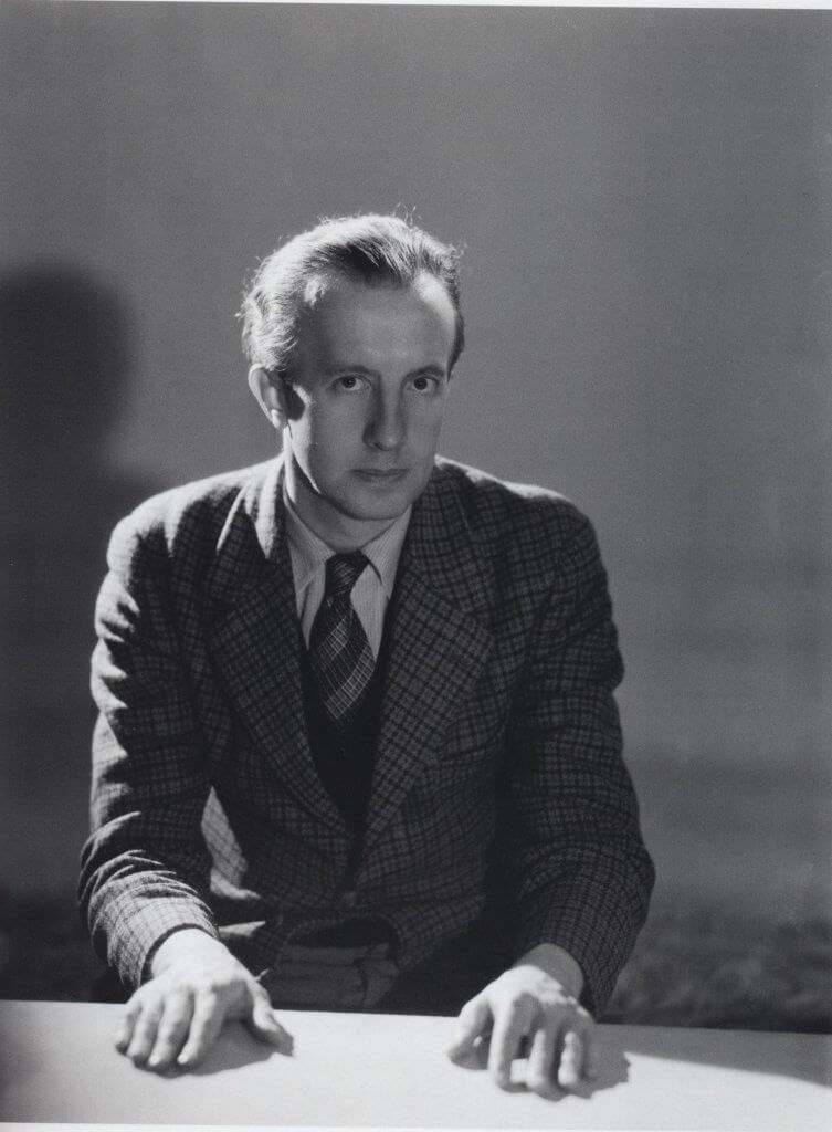 Paul Éluard'ın gençliğinden siyah beyaz bir fotoğraf.