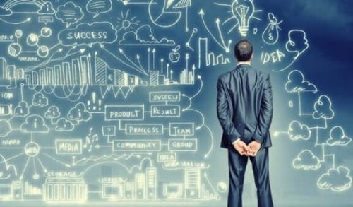 Bir tahta dolusu yazıya bakan arkasını dönmüş bir adam.