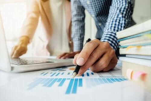 İstatistik çalışan insanlar.