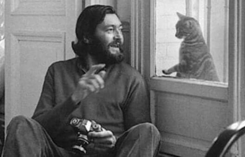 Cortázar ve bir kedinin fotoğrafı.