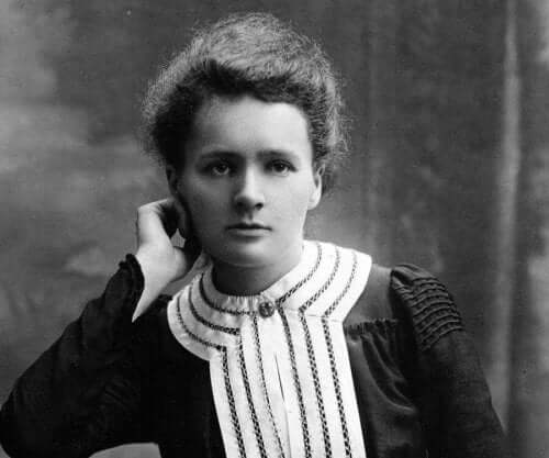 Genç bir Marie Curie poz veriyor.
