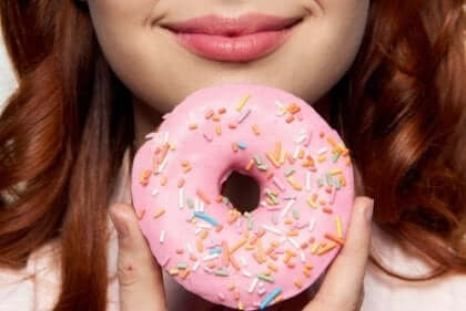pembe donut tutan kadın