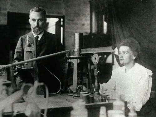 Pierre Curie ve Marie Curie laboratuvarlarında poz veriyor.