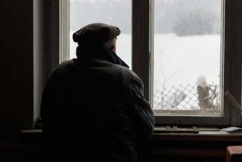 Alzheimer'ı olan yaşlı bir adam pencereden denize bakıyor.