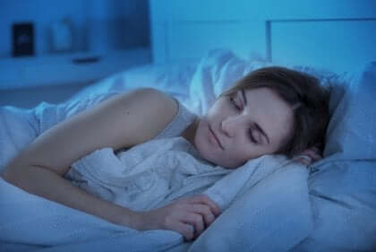 yatakta uyuyan kadın