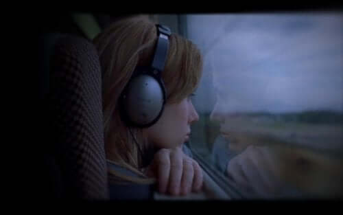 Bir Konuşabilse filminden bir kare: camdan dışarıya bakan bir kadın.
