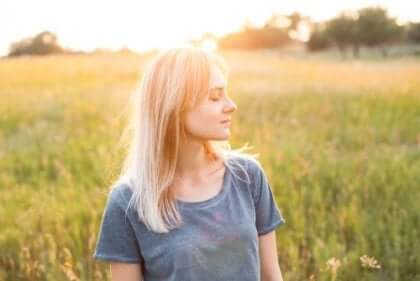 çayırda gözleri kapalı mutlu kadın ve mutluluğu ölçmek