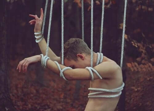 iplere bağlı narsist adam