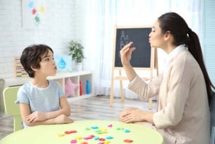 çocukla çalışan konuşma terapisti