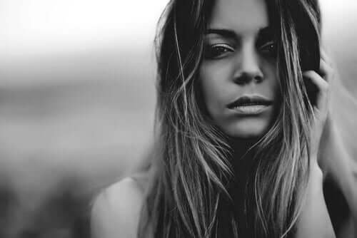 kameraya bakan uzun saçlı kadın