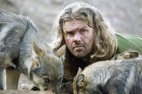 Shaun Ellis'in yanında kurtla ile çekilmiş bir fotoğrafı.