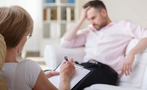 Terapi seansındaki bir adam.