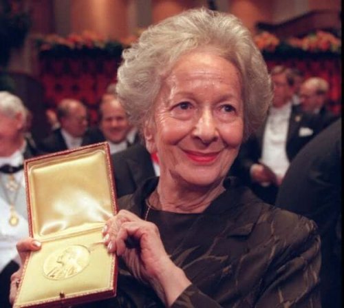 Wisława Szymborska'nın bir ödül alırken bir fotoğrafı.