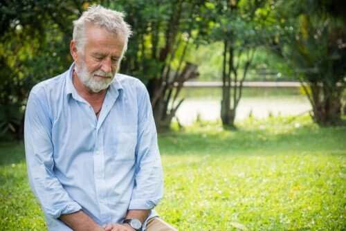 Yorgun görünen yaşlı bir adam.