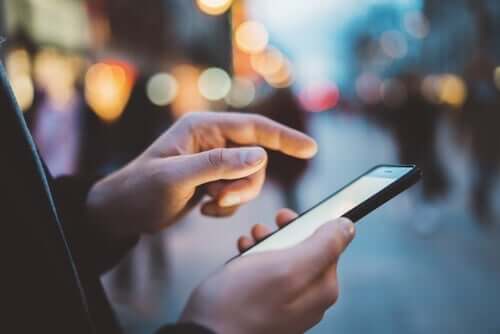 cep telefonu kullanan biri