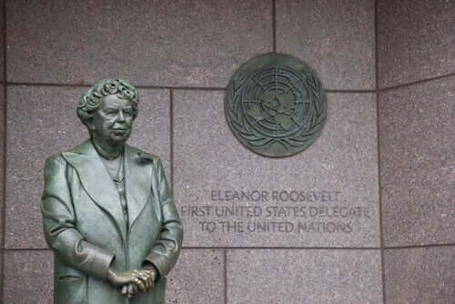 Bir Eleanor Roosevelt heykeli.