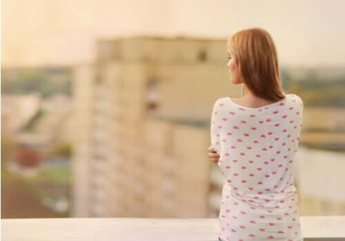 Gün batımı ve arkası dönük kadın