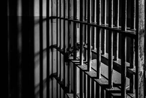 Bir hapishanedeki hücre demirlerinin bir fotoğrafı.