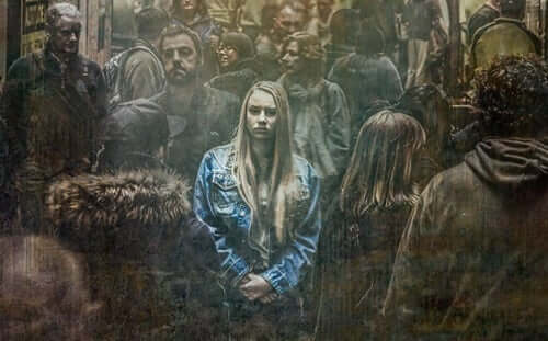 Kalabalıklar arasında dikkat çeken bir kadının resmi.