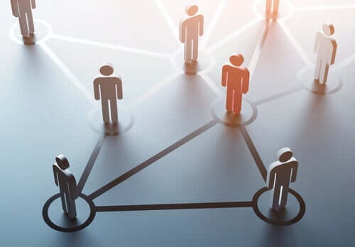 Kişiler arası bağlantıları temsil eden bir mizansen.