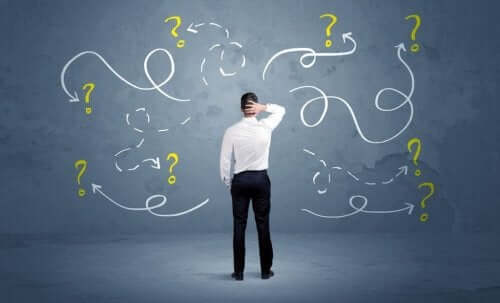 Birçok şüphesi olan bir adam.