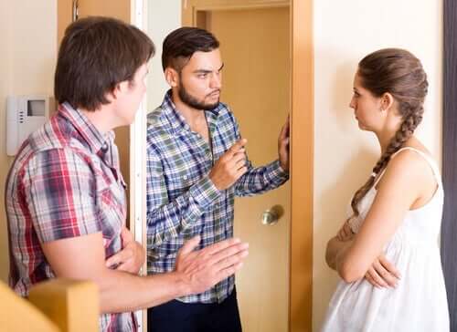 tartışan komşular