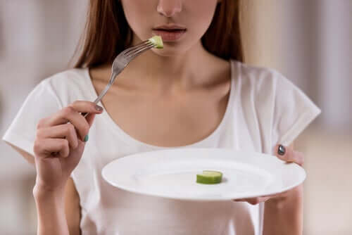 Yeme bozuklukları günde tek bir salatalık dilimi yemeye kadar gidebilir. 