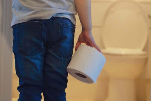 Tuvalet kağıdı tutan çocuk
