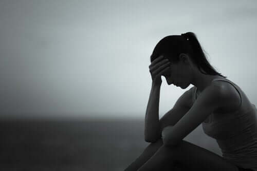 Üzgün bir biçimde oturan kadın