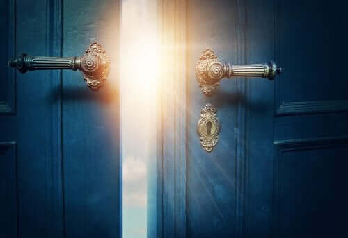 ışığa açılan mavi kapı