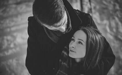 Yeni aşkla salgılanan hormonların salgılanması durduğundailişkide can sıkıntısı başlayabilir.