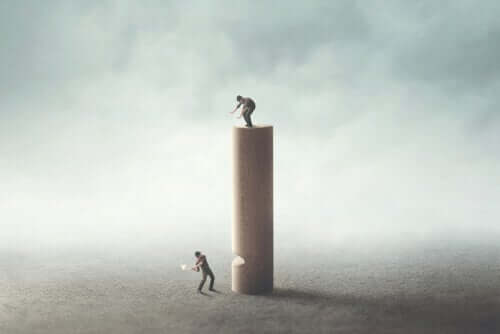 İnsan şiddeti en çok efendi-köle ilişkilerinde ortaya çıkar ve başkalarını incitmekten ya da ölümden korkmayan kazanacaktır.