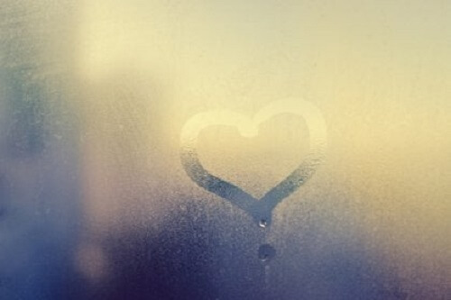 Camdaki buğuya çizilmiş bir kalp.
