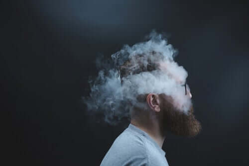 Kafasının etrafı dumanlarla kaplanmış bir adam.