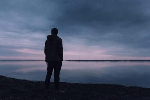 Bir gölün önünde duran bir adam.