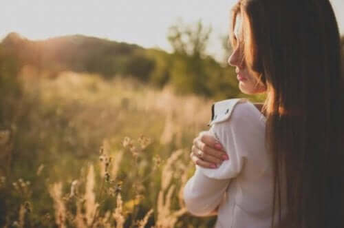 kendine sarılan kadın