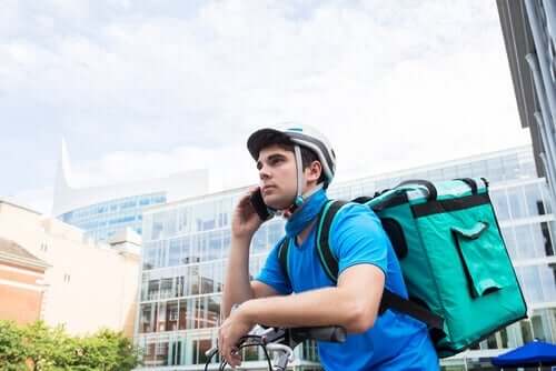 Esnek ekonomi modeli ile kurye olarak çalışan bir adam.