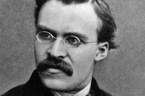 Friedrich Nietzsche'nin siyah beyaz bir fotoğrafı.