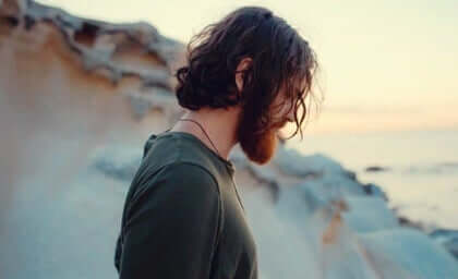 sakallı üzgün adam