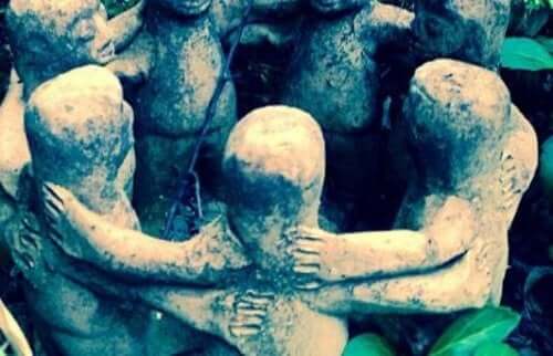 Birbirine sarılarak daire oluşturmuş taş figürler.