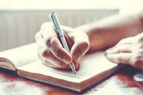 iş ve özel hayat arasında denge: deftere yazı yazan el