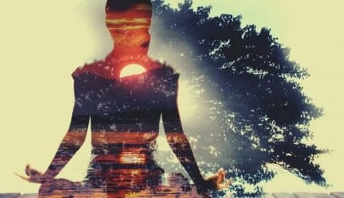 Yoga yapan bir kadının silueti.