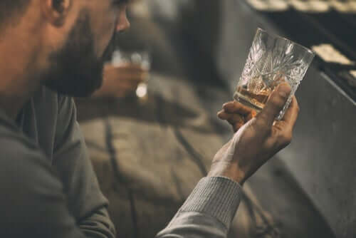 Alkolizm problemi olan bir adam.