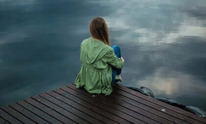 Deniz kenarında oturan kız