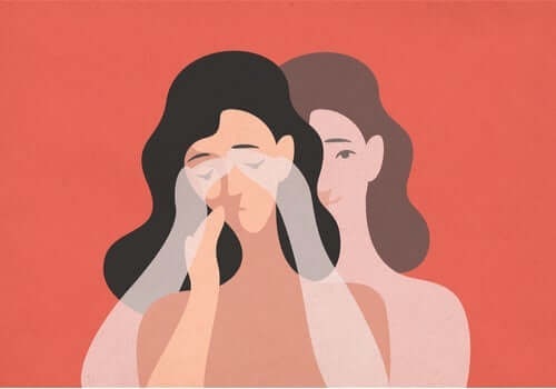 Elleri yüzünde ağlayan, bir yandan da kendini teselli etmeye çalışan bir kadın.