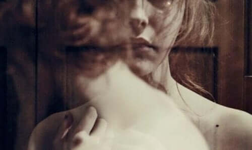 gölgeli sepya kadın