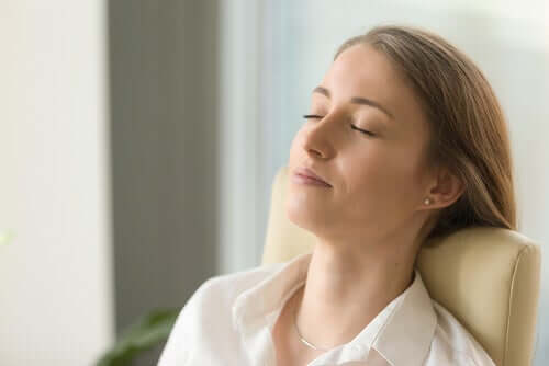 Gözleri kapalı kadın meditasyon yapıyor